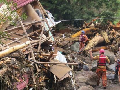 Rescatistas trabajan en el área afectada por el desbordamiento del río Chiriquí Viejo / Foto: Efe | Vídeo: Reuters Live!