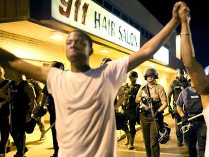 Protestas durante la noche en Ferguson.