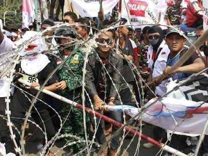 Policías y manifestantes se enfrentan este jueves en Yakarta / Foto: Efe | Vídeo: Reuters