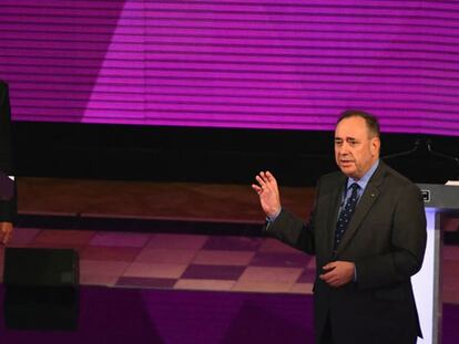 Salmond (derecha) y Darling, en el debate, este lunes.