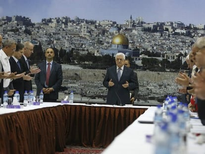 O presidente palestino reza em uma reunião em Ramala. / Foto e vídeo de Reuters (legendas em espanhol)