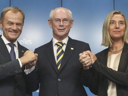 El primer ministro polaco, Donald Tusk (izquierda); el presidente del Consejo, Herman van Rompuy, y la ministra italiana de Exteriores, Federica Mogherini, este sábado en Bruselas.