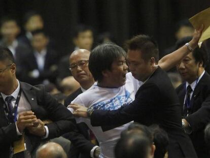 Uno de los líderes de la protesta, expulsado de la sala donde Li Fei daba sus explicaciones / Foto y vídeo de Reuters