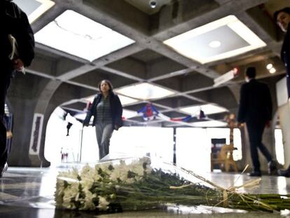 Un ramo de flores recuerda el lugar de la explosión / Foto: AFP | Vídeo: Reuters