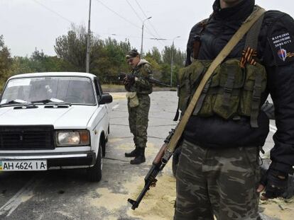 Prorrusos, este miércoles en Donetsk. / Foto: AFP | En el vídeo (Reuters), declaraciones de Poroshenko y Putin