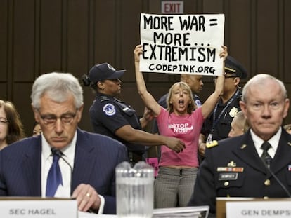 O comparecimento de Hagel e Dempsey foi interrompido por protestos / Foto: AP | Vídeo: Reuters