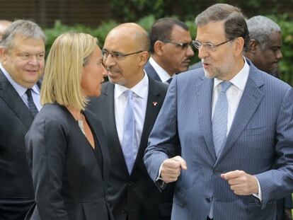 En la foto (B. Pérez), Rajoy conversa con Mogherini. | En el vídeo (Reuters), García-Margallo, sobre la coalición contra el EI