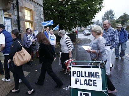 Eleitores em um posto de votação em Pitlochry.. / R. C. (REUTERS) / REUTERS-LIVE