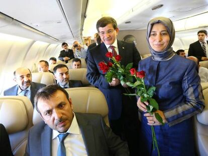 El primer ministro turco y su mujer reciben a rehenes liberados en un avión en Sanliurfa / Foto: AFP | Vídeo: ATLAS