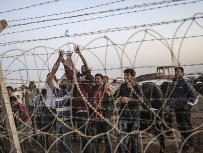 Kurdos sirios, el 21 de septiembre en el lado sirio de la frontera, en Suruc, el 21 de septiembre / Foto: AFP | Vídeo: ATLAS