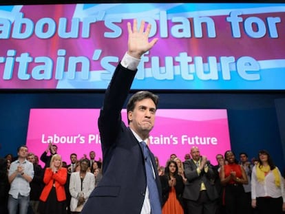 Miliband saluda tras su discurso en Manchester. / Foto: AFP | Vídeo: Reuters