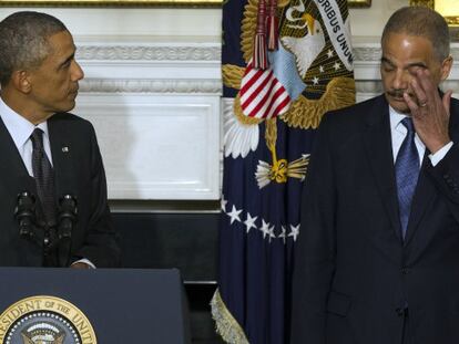 Eric Holder (a la derecha), en presencia de Obama. / Foto: AP | Vídeo: Reuters