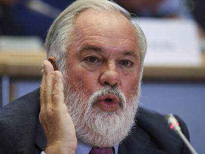 Cañete se disculpa en Bruselas por su comentario machista del 25-M