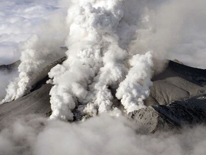 Fumaça no vulcão Ontake após a erupção.