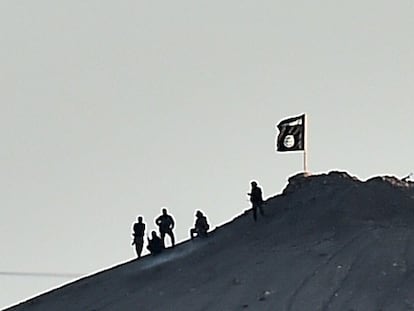 Bandera del Estado Islámico en la ciudad siria de Kobane.