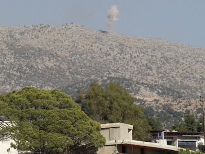 Columna de humo tras el ataque israelí en la colina libanesa de Kfar Shouba / Foto y vídeo de Reuters