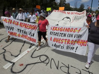 Manifestación en la capital del Estado de Guerrero por la desaparición de los estudiantes / Foto: AP | Vídeo: Reuters