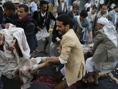 Xiitas huthis transportam os feridos em um ataque suicida em 9 de outubro em Sanaa / Foto e vídeo de Reuters