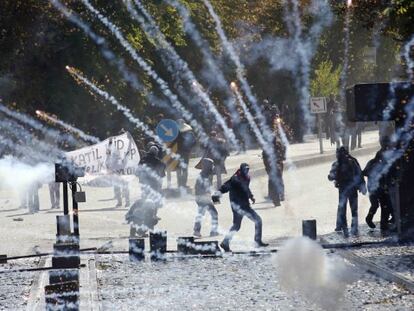 Manifestantes turcos, este jueves en Ankara, durante una protesta contra el Gobierno por no atacar al Estado Islámico / Foto: AFP | Vídeo: Reuters