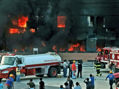 Os bombeiros tentam apagar as chamas que consomem o Palácio do Governo de Chilpancingo. Foto: Efe | Vídeo: Reuters