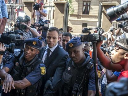 O atleta ao chegar ao tribunal de Pretoria.