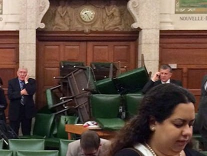 Barricada de sillas en el interior del Parlamento durante el tiroteo de este miércoles.