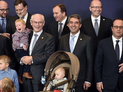 Los nietos de Van Rompuy acompañaron al presidente del Consejo en la foto de familia de su última cumbre.