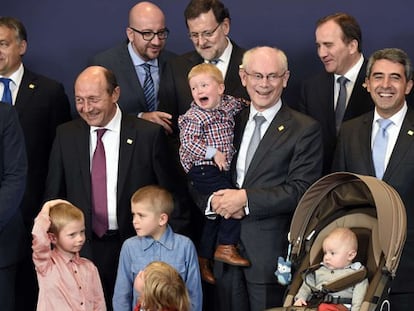 Los nietos de Van Rompuy acompañaron al presidente del Consejo en la foto de familia de su última cumbre.