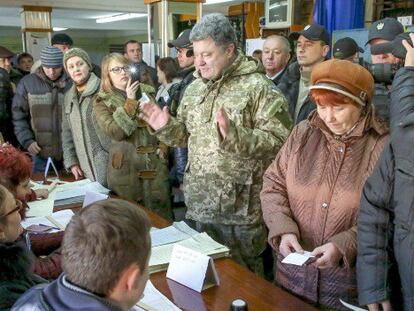 Poroshenko (centro), hoy en Kramatorsk, al este de Ucrania.