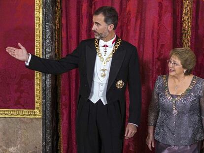 Los Reyes con la presidenta de Chile en la cena de Estado.