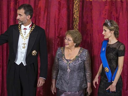 Los Reyes con la presidenta de Chile en la cena de Estado.