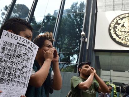 Manifestantes ante la comisaría en Ciudad de México donde permanecían detenidos Abarca y Pineda el 4 de noviembre / Foto: AFP | Vídeo: Reuters