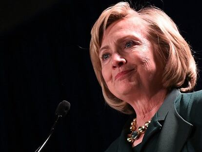 Na foto (AFP) Hillary Clinton, no sábado em Louisiana. | No vídeo (Reuters), reações aos resultados