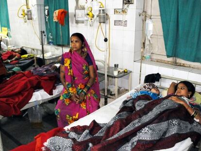 Mujeres ingresadas en el hospital CIMS en Bilaspur, tras someterse a cirugías de esterilzación / Foto: AP | Vídeo: Reuters
