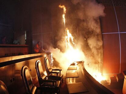 Incendio provocado por los profesores en su protesta