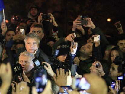 Klaus Iohannis, en la izquierda, saluda y celebra en Bucarest su victoria / Foto: AFP | Vídeo: Reuters