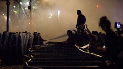 Protestos contra morte de jovens terminam em confronto.