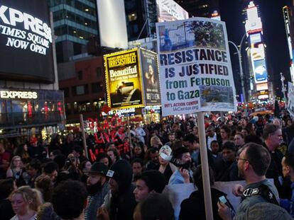 Protesta en Times Square tras la decisión del gran jurado.