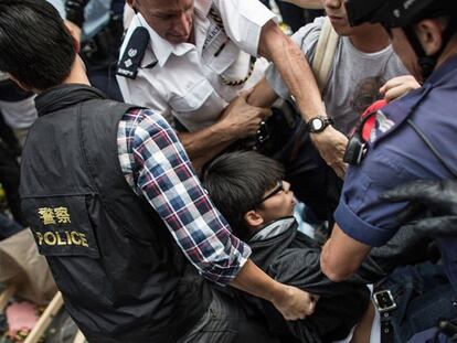 Detenidos en Hong Kong dos líderes del movimiento prodemocracia