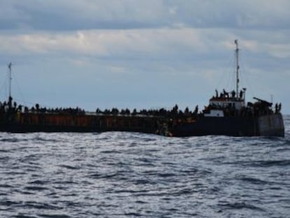 La barcaza con inmigrantes rescatada en el Mediterráneo.