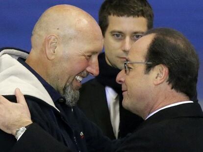 El presidente Hollande recibe a pie de avión a Serge Lazarevic.