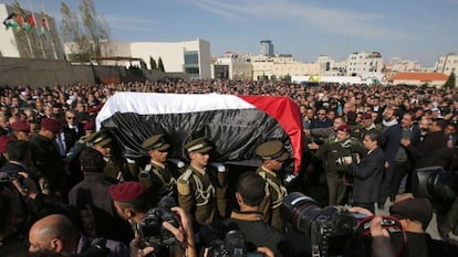 Agentes palestinos levam o caixão de Abu Ein.