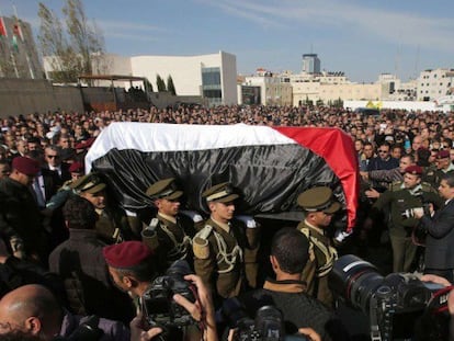 Agentes palestinos levam o caixão de Abu Ein.