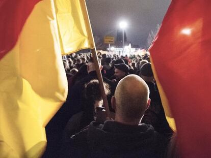 Un manifestante con banderas alemanas en Dresde.