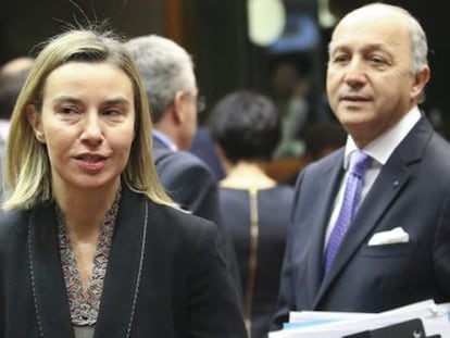 Federica Mogherini, en Bruselas con Laurent Fabius.