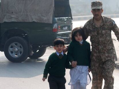 Alunos da escola atacada por talibãs em Peshawar, nesta terça-feira. / Foto e vídeo: Reuters