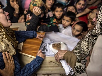 Una mujer llora la muerte de su hijo tras el ataque. / Foto: Reuters | Vídeo: Reuters