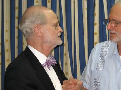 Alan Gross (izda), en 2012 con el abogado James L. Berenthal.