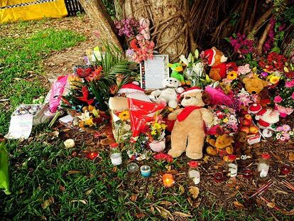 Flores e velas em homenagem às crianças mortas. / Foto: AFP | Vídeo: ATLAS