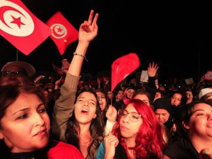 Simpatizantes de Nidá Tunis celebran la victoria, el domingo por la noche.